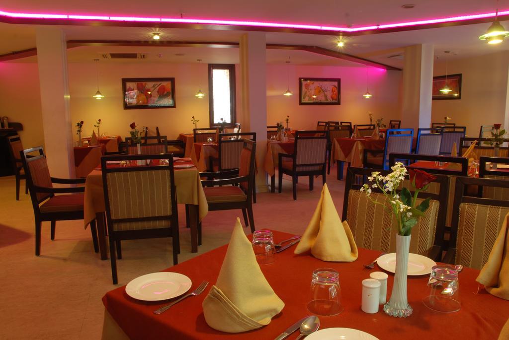 Hotel Classic Diplomat New Delhi Restoran gambar